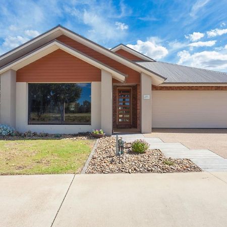 Overlooking The Black Bull Golf Course Villa Yarrawonga Exterior photo